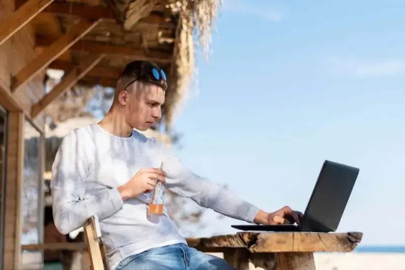 60% Polaków nie rozstaje się z pracą nawet na urlopie